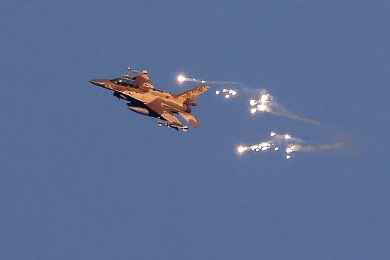 লেবানন থেকে আসা ড্রোন ধ্বংস করছে ইসরায়েলি যুদ্ধবিমান। ২৫ আগস্ট ২০২৪